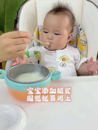 宝宝添加辅食后,围兜就很重要,找到了一款很轻薄的围兜,特别好清洗,卷起来很小一点,出门携带也很方便