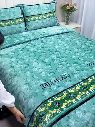 姐妹们,你们赶紧放下手机来抢我手上这个双面绒的床上四件套,它这个绒特别密,特别厚实。#家纺床上用品 #夏凉被 #四件套 #面料柔软舒适 #夏季必备