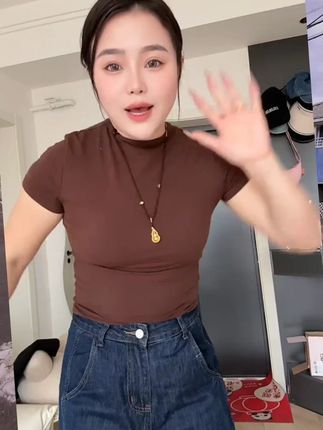 深蓝色牛仔裤女秋季新款高腰大码胖mm宽松显瘦梨形身材通勤阔腿 废话不多说,我看你们还要啥!这简直是遮肉显瘦的神了,消化各种腿型,双腿线好有设计感,爱了爱了!#夏季穿搭  #牛仔裤  #百搭裤子  #夏天该有的样子  #百搭神裤