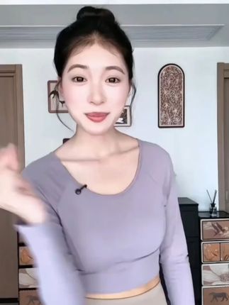 最近很火的这个硅胶指压板到底是不是智商税呢?今天给大家测试一下,踩上去确实有点疼,但是越踩越舒服,因为它是可以按摩到我们足底的每一个小开关,非常适合那些经常久坐不动的上班族们,每天下班回家踩一踩,真的特别解乏,而且它还是加宽加大的设计。#脚底按摩垫 #超慢跑指压板 #硅胶指压板 #指压板足底按摩垫 #家居好物