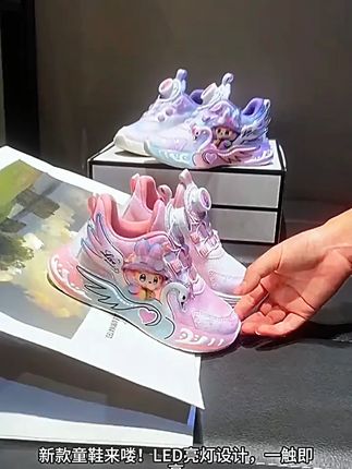 拉布布带灯女童运动鞋2025秋季新款儿童防水皮面鞋中小童跑步鞋子#女童运动鞋 #秋季新款 #防水鞋子 #拉布布 #儿童鞋