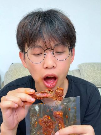 这个湖南的鸭翅根是真的辣,但也是真的好吃,肉质紧实有嚼劲!#零食推荐 #鸭翅根 #追剧小零食