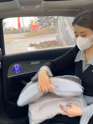 #汽车抱枕被 #车载抱枕被 #抱枕被子两用 #抱枕被子二合一 @DOU+小助手 @DOU+上热门