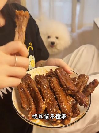 这个鸭翅膀真的又辣又过瘾,卤的特别入味 每根窦国漫了秘制辣椒,追剧或者下酒来一包真的很满足。#鸭翅#鸭货美食 #吃货日常 #开袋即食