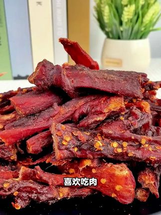 姐妹们晚上馋了饿了就来吃这个个风手鸡肉干,口感劲道,非油炸的,低脂高蛋白,管理期也可以放心吃#风干肉#解馋#鸡胸肉千风#手撕鸡肉干