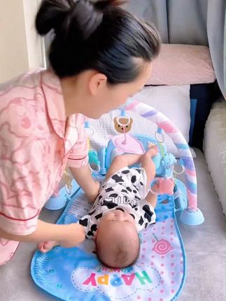 脚踏钢琴架成了宝宝的 “小舞台”!脚丫踩出调子,小手抓着摇铃晃,玩到兴奋时还会蹬着腿笑,那股开心劲儿,看一眼就觉得治愈!!#玩个很新的东西#让孩子远离手机#专注力培养#儿童玩具#送礼物