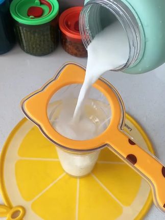 既是个过滤筛,又是个漏斗,用它滤出来的豆浆细腻又丝滑简直比早餐店还要好喝,还能用它过滤蛋液、果汁啥的都很方便!
