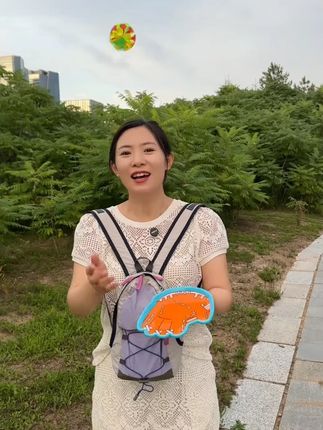 这个儿童抛接球这的巨好玩,一扔一接贼过瘾,还是夜光的贼好看#户外运动 #大户外 #亲子运动 4