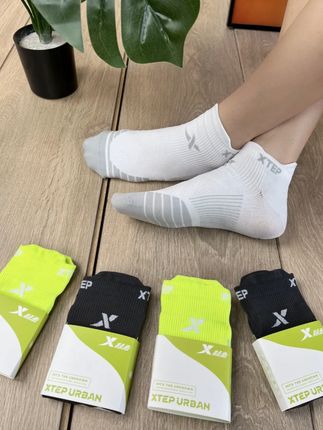 特步家的没想到袜子也能很时尚 谁说运动袜只能单调乏味?特步袜子的设计,打破了这一印象。袜身采用简约设计,比如白色与灰色的碰撞,既不张扬又充满风格。拼接处的线条流畅自然,不是生硬的色块堆砌,而是像画笔勾勒般灵动。#特步袜子 #轻薄透气 #好穿又好搭 #精选优质面料柔软舒适亲肤透气 #男袜