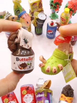 盲球里有“恶心食物”!臭脚丫VS假牙水,巧克力酱千万不能拆? #整蛊 #大人也要玩玩具 #搞笑