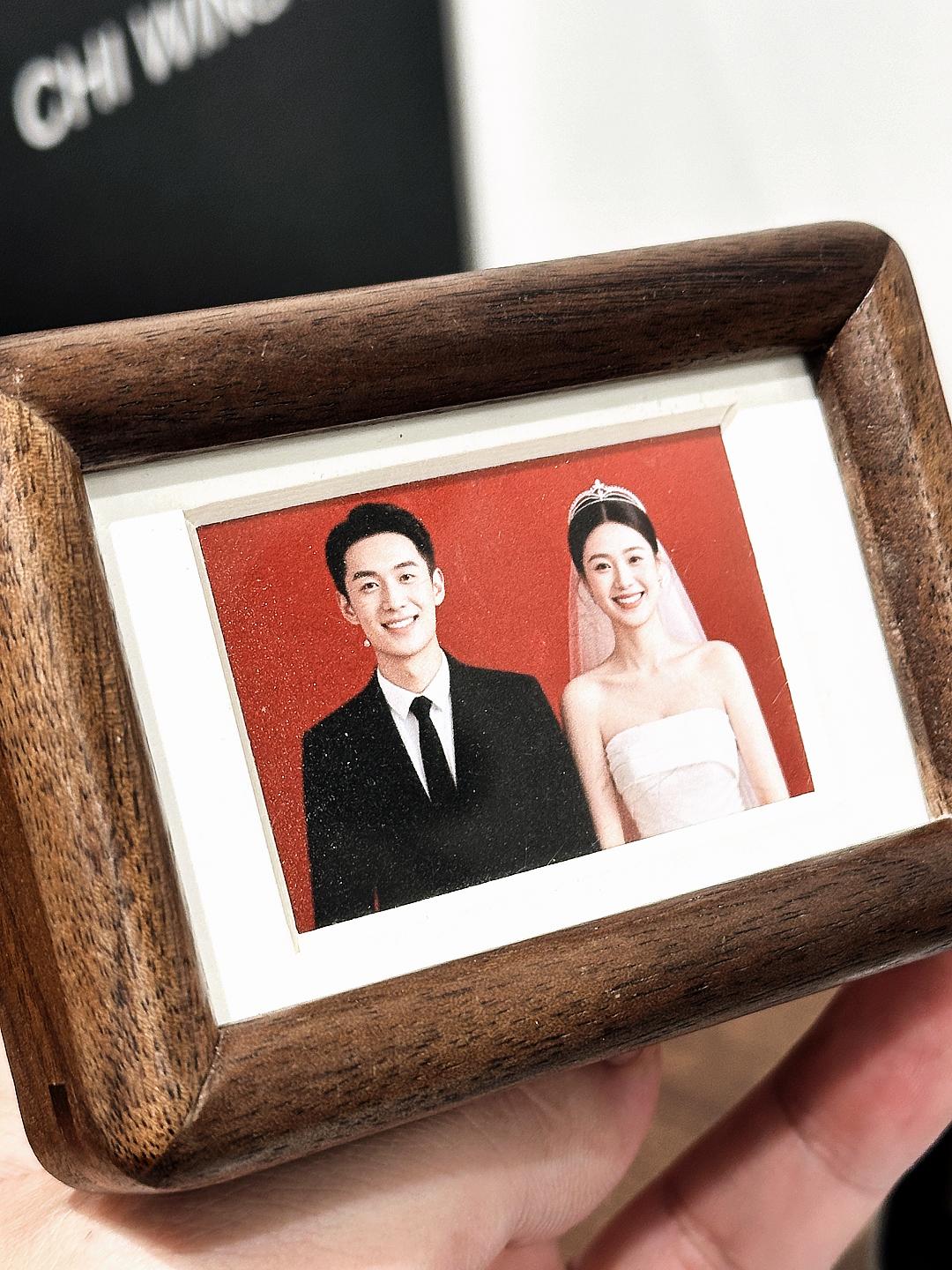 结婚登记照终于不用在落灰了,闭眼入,爱了爱了 #摆台#结婚纪念照