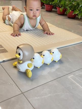 爸爸给娃安排的这个小鸭子太适合小宝宝了 小月龄宝宝可以练习抬头追视 大点还可以练习爬行#宝宝玩具 #宝宝爬行 #婴儿玩具 #哄娃神器玩具 #宝宝成长记