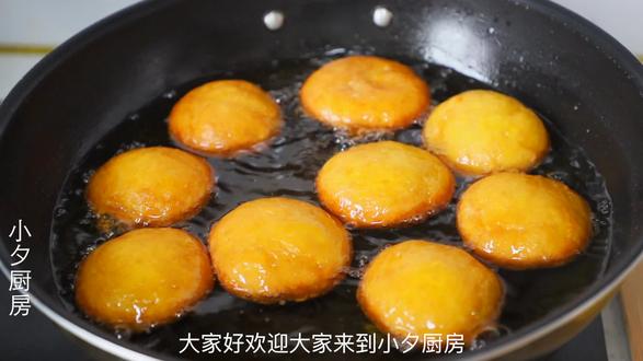 红薯饼最好吃的做法,香甜又暄软,个个金黄漂亮,做法超简单 #红薯饼 #自制红薯饼 #红薯