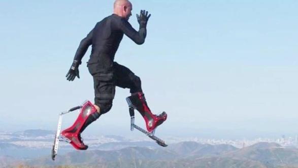 民间奇才发明弹跳鞋,不用油不用电时速40公里,提速比汽车还快! #自行车技巧 #极限运动 #弹簧鞋子