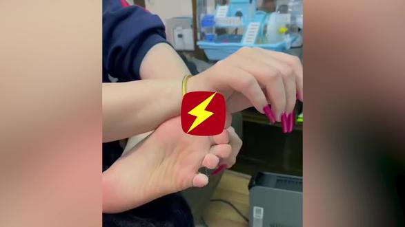 女子炫耀自己刚买的大金镯,不料脚趾卡在里面,画面让人哭笑不得 #江苏 #金镯 #趣事 #翻车现场