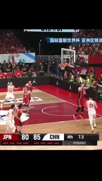 最后阶段胡金秋遭遇争议判罚,霸气扣篮回应裁判#中国男篮逆转日本男篮