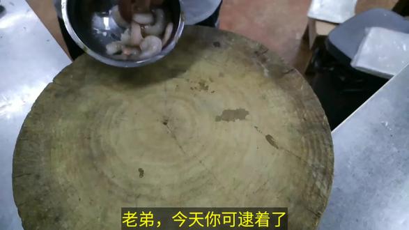 港粤传统名菜“滑蛋虾仁”,酒店大厨详细讲解:鲜嫩爽滑有诀窍
