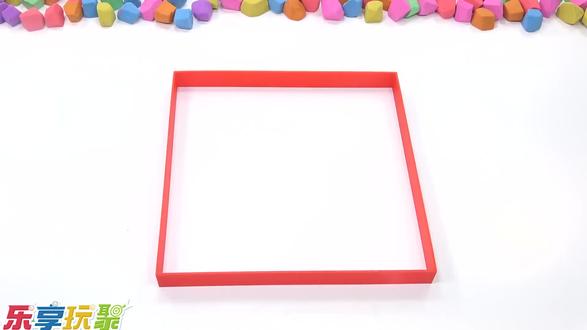 乔治用不同颜色彩泥制作方形生日蛋糕