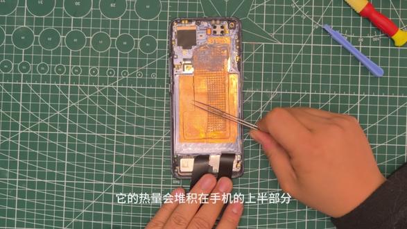 魔改小米11pro 我魔改了一台小米11pro,不仅假装了9000毫安电池,还给他配备了主动散热涡轮风扇,搭配散热片,最主要的还给他假装了一块vc均热板,我愿称它为终极小米11pro#魔改手机 #小米11pro #手机改装 #手机改造 #手机散热