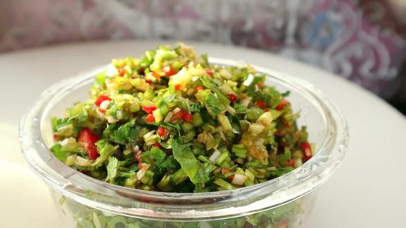 老厨师宅家教您创新版老虎菜,清香味浓爽口,清火开胃制作简单!