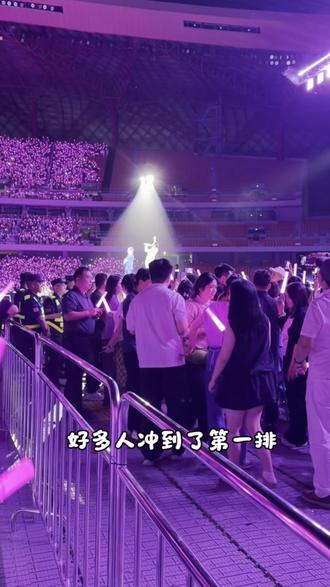 成都周末往返兰州玫瑰体育场看演唱会攻略!码住收藏! 1.买周五的火车票. 8:50出发. 最好是买卧铺睡一觉就抵达兰州。 周六8:20抵达兰州,出火车站吃碗面出发。
2. 乘坐地铁站兰州火车站到东方红广场换乘一号线。注意是同站台换乘出二号线直接上一号线。到文化宫出站。直奔黄河母亲雕塑。打卡完黄河母亲雕塑,可以逛一逛黄河边,坐一坐羊皮筏,点一杯三炮台(20元一杯)。之后可以去中山桥,甘肃省博物馆(需要提前预约) 3,逛完乘坐地铁1号线达奥体中心站,地铁口就是万达茂,门口有很多化应援装的,穿过万达茂可以直达奥体中心。可以选择万达茂吃饭,如果需要给手机充电的话,三楼有一家小吃店可以给手机充电,但是我忘记名字了叫什么巷子。物美价廉,我点了三个菜,29块钱,吃完完饭可以逛一逛万达茂,或者在星巴克坐一下午,然后也可以给手机充电。 4、6:30左右出发去场馆,去早了很热。7:30开场,到场馆时先上厕所,不然临近开场人很多要排队。5.返程11:36兰州西出发到成都西,最好是最后一首歌开场或者唱一半的时候走,避免人多高峰期。出场馆直奔地铁C口或者D口。可以不用跑快走就行能赶上。 #成都 #兰州#凤凰传奇兰州 #凤凰传奇演唱会 #凤凰传奇