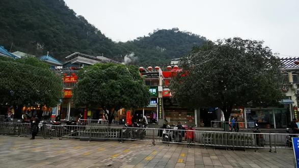厉害了贵阳,防空洞变网红点,现场人山人海,瞬间被震撼