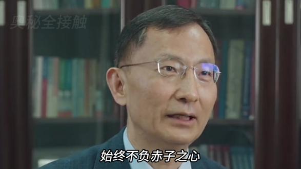 这才叫逆转,他从被人唾弃到变成英雄,还让美国当了30年大冤种 (高华健在哈佛大学获得工程科学博士学位,并在美国学术界取得显著成就。他深刻体会到了美国先进的科研环境和资源对于科学研究的重要性。为了能够在国际一流的科研平台上继续深造并开展前沿研究,他选择留在美国并加入了美国国籍。
科研资源获取:加入美国国籍有助于高华健更快地获得世界一流的学术资源,从而在科研领域取得更大的突破。
高华健深知科学无国界,但科学家有国界。他加入美国国籍并非出于个人私利,而是希望通过这一身份更好地利用美国资源,为中国科技出力。他在美国期间积极参与多个国际合作项目,并用自己的科研成果推动了人类社会的进步。同时,他也非常关注中国留学生的发展,为他们提供了充足的资源和支持,帮助他们在各自领域中取得成功。
加入美国国籍后,高华健确实在一定程度上减少了美国对他的警惕,使他能够更自由地参与国际学术交流与合作。这也为他后来回国任教并继续为中国科技发展做出贡献奠定了基础。
综上所述,高华健加入美国国籍是出于多重因素的综合考量。他的这一决策虽然引发了争议,但我们应该看到他在科学研究领域所取得的卓越成就以及对中国科技发展的积极贡献。如今,高华健已经全职回国任教于清华大学,继续为中国的科研事业发光发热。文字描述来源于网络)
