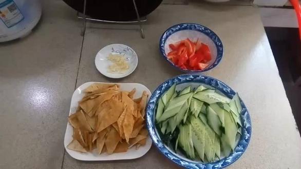 素炒:黄瓜炒豆腐皮,喜欢吃素的朋友可以试一下