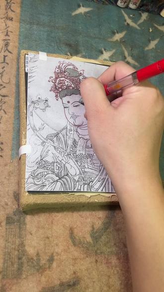 敦煌菩萨·文殊菩萨 完整跟练版教程上
4分钟完整跟练教程上:线稿拓印、壁画着色。
选自:榆林三窟《文殊变》
朝代:西夏
材料:泥板壁画
尺寸:15cm*20cm
难度等级:★★★入门壁画
榆林窟第3窟西壁北侧绘制文殊变,画面上部以雄奇的山水为背景,下部则是满壁风动的人物出行图。图中文殊菩萨手持如意安详地坐在青狮背莲花座上,目光专注地俯视下方,形象饱满、俊雅、坚毅、沉静,身上的飘带随风飘扬,神情优雅,温文尔雅、慈祥和善,在头光和身光的映衬下,更有一种难以言喻的离俗之美。
#敦煌壁画 #教程 #材料包 #漠彩 #文殊菩萨