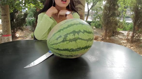 美女摆切西瓜游戏,完成奖励女朋友,没想却被前男友轻松完成
