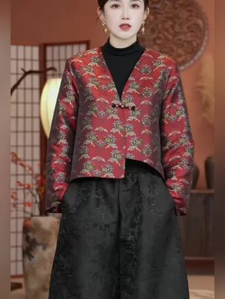 这件衣服简直美到我的心坎里了!它是一件新中式国风的提花短外套,穿上身特别好看,而且非常时髦又洋气,休闲风的提花加上中国风的元素,真的是绝配啊!喜欢这种风格的姐妹千万不要错过了,不管是日常出行还是朋友聚会,穿出去都超有面子的,赶紧入手一件试试吧!#只做高品质 #时尚穿搭时尚穿搭时尚 #减龄气质 #气质优雅大方 #国风新时尚