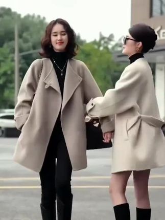 很多姐妹收到货之后,不知道蝴蝶结应该怎么结?菲菲教一下大家,先系一个普通的结,然后下面,呃,对折,大概就四个手指的一个宽度就可以了。然后上面这个袋子放在我的手指上面,这边就会有一个洞洞,然后一根手指穿过去,直接在下面把它勾住,然后把它勾出来就ok了。很简单,你学会了吗?我们的新款双面双织的高织羊毛,身上这件两边都有斜插口袋。衣长七十八,这种长度对我们来说才是刚刚好,日常生活中去穿都不挑人,而且这件衣服有多种穿法,第一个就是我们系腰带,第二个我可以把它敞开穿,当做是一个风衣一样。第三种穿法经典一粒扣,而且都是用的皮扣,这件衣服简单休闲,慵懒随意,又不挑人。#时尚穿搭时尚穿搭时尚 #穿搭搭配