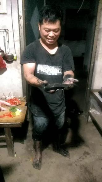 俗话说“逮不到黄鼠狼惹一身骚,”俺老表是“没逮到大鱼弄一身黑淤泥”