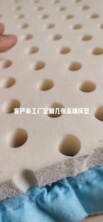给客户现场搭配舒适层,床垫好不好,舒不舒服,都需要合理的一个搭配,客户很满意,直接定制了几张#全拆式床垫 #床垫 #健康睡眠 #护脊床垫