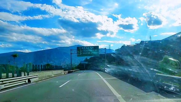 今天早上一人从广元开车923公里,下午18点顺利到达攀枝花市。前半段路程一会小雨,一陈大雨的。玻璃水都被用完,拍的视频玻璃上都是花的。最美的风景在路上。