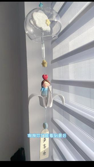#创作灵感 前几天刷到用纸折千纸鹤的教程,就想着用粘土捏了一个千纸鹤小女孩的风铃。让我们坐上千纸鹤去摘星星吧~🌟🌟🌟#手工礼物 #我的手工日常
