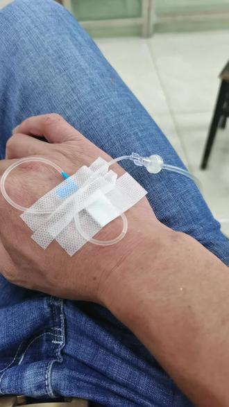 一个人打点滴在努力的活着