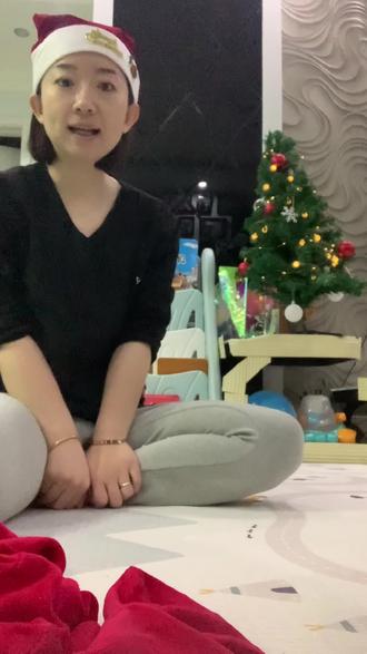 #平安夜🎅🤶&圣诞节🎄
原来,爱与被爱,都让人感觉幸福❤️
乔治2岁半,已经懂得如果表现好,圣诞老人🎅会给他送巧克力🍫和蛋糕🍰还有玩具期待早上起床看到礼物的样子😊
本想早上的视频和在一起,想想还是分开记录,圣诞老人妈妈和圣诞老婆的心意每年都有,无时无刻陪伴在乔治和乔治爸爸身边
在此谢谢乔治馨馨小姨送的蛋糕礼物,子卓小姨送的小熊奶茶,❤️❤️
圣诞快乐,平安顺遂❤️#平安夜圣诞节