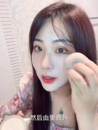 1)王炸‼️✅PT铂金900目气垫一款能养肤的粉底液,细腻好吸收,5秒定格细腻奶油肌~今日秒Sha欢迎咨询