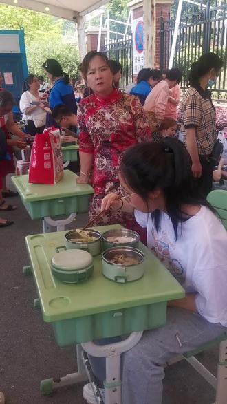 常山一中第一场高考结束的场景