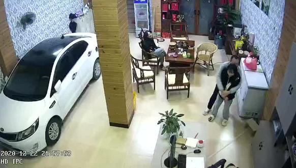 真是搞不懂,自己的亲爸爸,亲闺女,抱抱咋了?什么女大避父,儿大避母,那是指换衣服啊,洗澡啊等等。好好抱抱,背背,搂搂,对于相信相爱的幸福家庭都很正常的,心态好,看见都是正能量##监控下的一幕 #生活需要点乐趣 @DOU+小助手