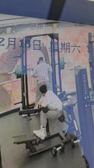 记录一下,第一次冲pr105kg,蹲的颤颤巍巍身体控制不住的前倾,但好在起来了,吴叔在起来的时候全程虚握没有用力!为自己的进步欢呼!!至于为什么是监控视角,因为觉得自己肯定起不来所以没录像,结果就是很后悔#毫无训练痕迹 #撸铁女孩 #健身