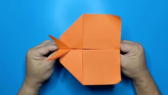 长着触角的蜗牛纸飞机