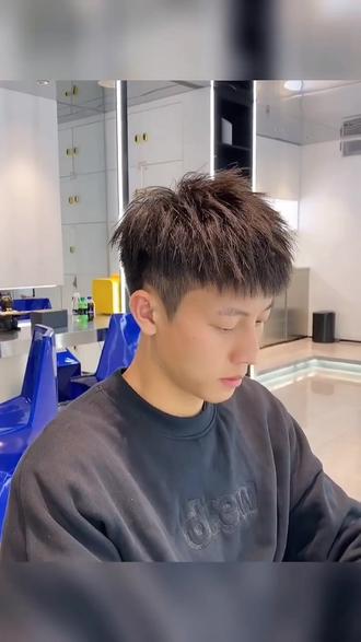 立体小碎盖男生一定要尝试的发型谁做谁帅男生发型碎盖男生烫发