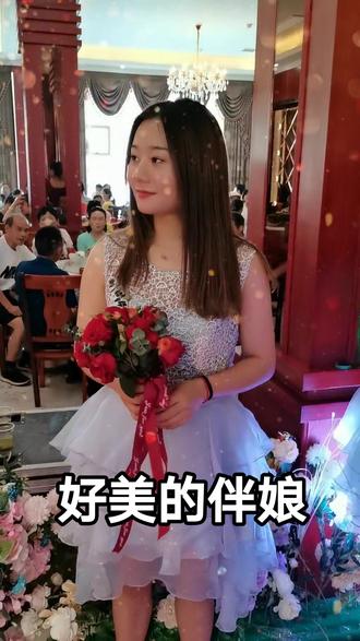 伴娘,指陪伴新娘行婚礼的女子,亦称女傧相。伴娘是保护新娘的,为了混淆视听,她与新娘穿着相仿,以防恶人掳走新娘…
