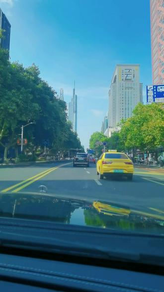 南京中山路是为迎接孙中山先生灵柩而建,并由此而得名。
广义上的中山路,指的是由江苏南京市中山北路、南京中山路、南京中山东路和中山南路组成的中山大道。南京中山大道是中国第一条现代化的先进城市干道,道路总长达十二千米,建成时是世界第一长街。中山路是一道亮丽的民国建筑风景线,道路两旁栽种有参天的法国梧桐,当时国家重要机关坐落在旁,例如国民政府海军部旧址、国民政府交通部旧址、国民政府联勤总部、国民政府外交部旧址、鼓楼医院、国民政府司法院旧址、中央饭店、国民党中央党史史料院陈列馆旧址、中央博物院、励志社旧址等。 被誉为“民国子午线”。
而今,自新街口南京新百、德基广场之中山路一线是拍摄紫峰大厦效果最好的一条主干道。南京紫峰大厦2008年落成是世界第一座完全中国投资、中国建设的超级摩天大楼。亦是目前南京的重要地标性建筑,在数十公里以外的安徽省滁州市亦能看到它的身影。