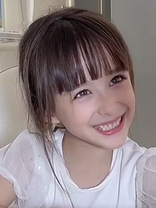 女儿含情脉脉的笑着看爸爸原版在线
@抖音小助手 #粑粑的小情人 @混血苏丽娜