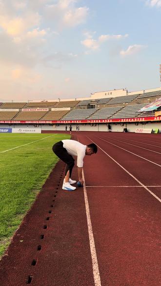 实心球发力技巧:蹬地发力和后仰背弓。 蹬地发力的角度是细节,向后才有向前性,还要有支撑才有高度。本期训练希望能帮助大家找到脚下的发力感觉#实心球 #实心球发力训练方法 #音速猫#音速猫觉醒2.0#体考就选音速猫