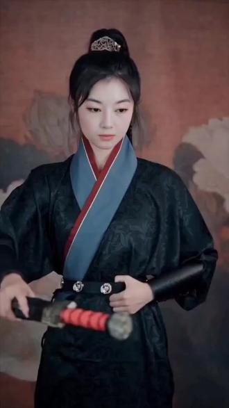 路旁青衣树上斜,明眸杉影叹妃曦。落尽红樱君不见,轻绘梨花泪沾衣