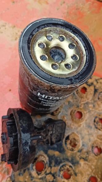 这么冷的天,油都结冰,我们师傅还在一线处理,油路堵塞#挖机上门维修 #轮挖 #拉木仔